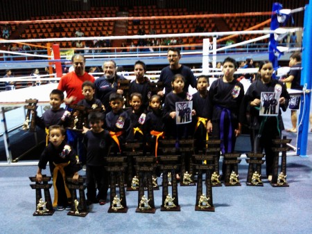 Mostrando trofeos los "Luas" en Torneo Nacional en Dolores Hidalgo. Gto. Con Gran masters