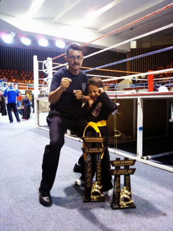 Prof. Juan Jose y Wipa mostrando sus trofeos