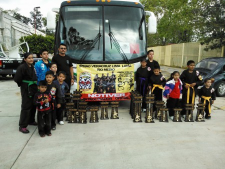 Mostrando trofeos los "Luas" en Torneo Nacional en Dolores Hidalgo. Gto, gracias a Notiver por su apoyo.